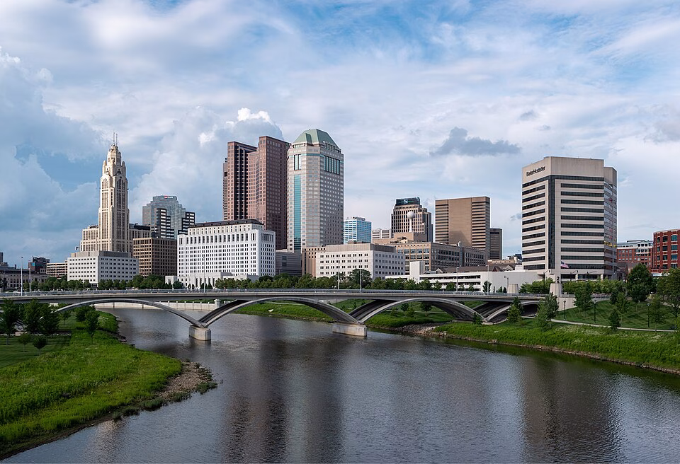 columbus in state moving Columbus skyline with Scioto River and bridge.